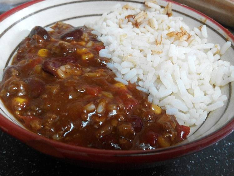 Chili con carne y arroz blanco Chili con carne y arroz blanco