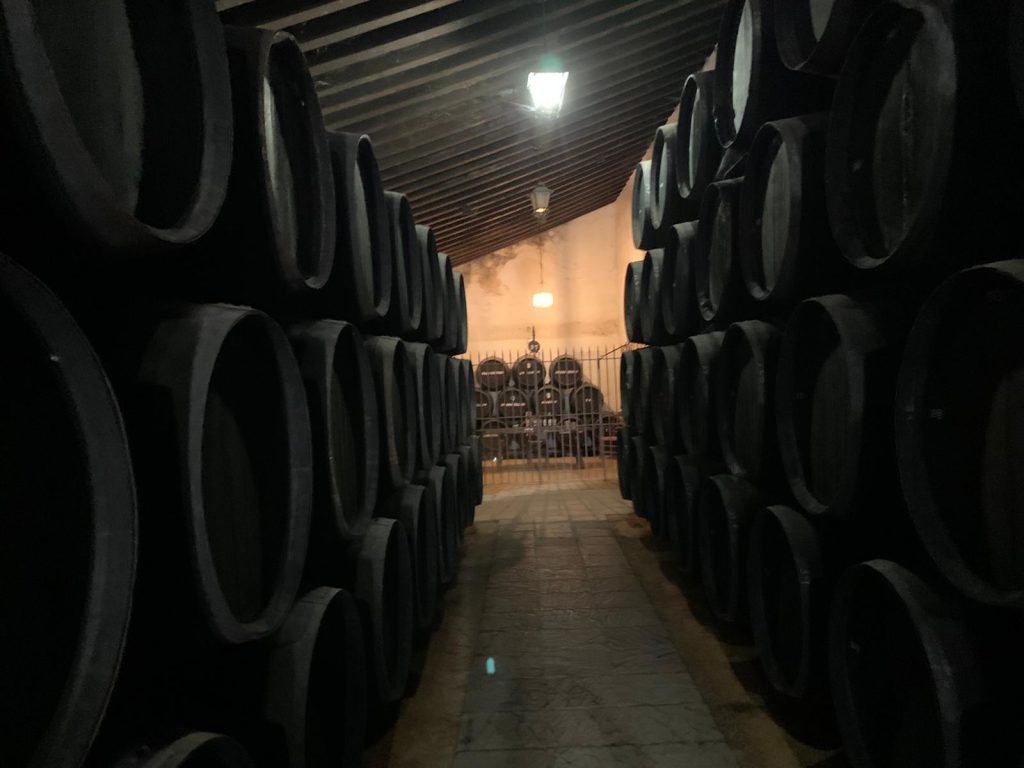 Sala de barricas de Bodegas Tradición en Jerez
