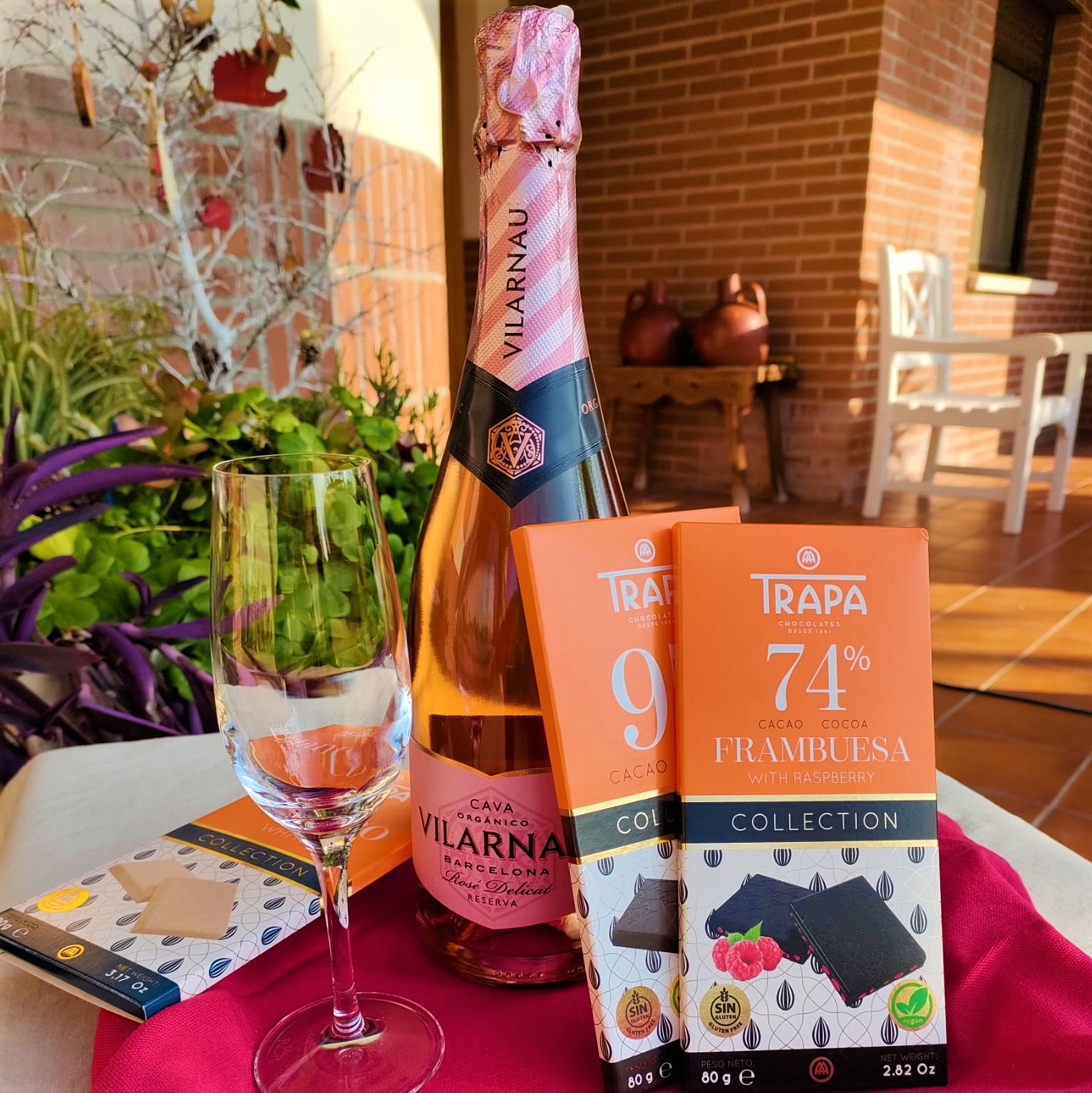 Copa de cava o champán brut junto a diferentes chocolates