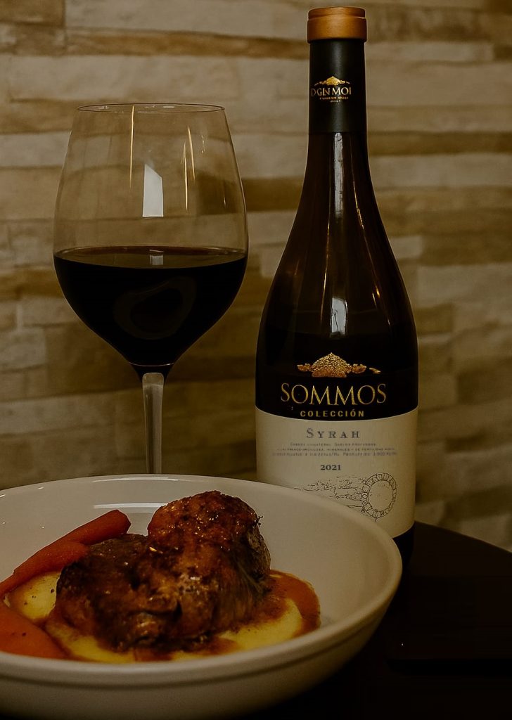 Maridaje para amantes de la tradición culinaria: SOMMOS Colección Syrah 2021 y rabo de toro sobre lecho de patatas y zanahoria Maridaje para amantes de la tradición culinaria: SOMMOS Colección Syrah 2021 y rabo de toro sobre lecho de patatas y zanahoria