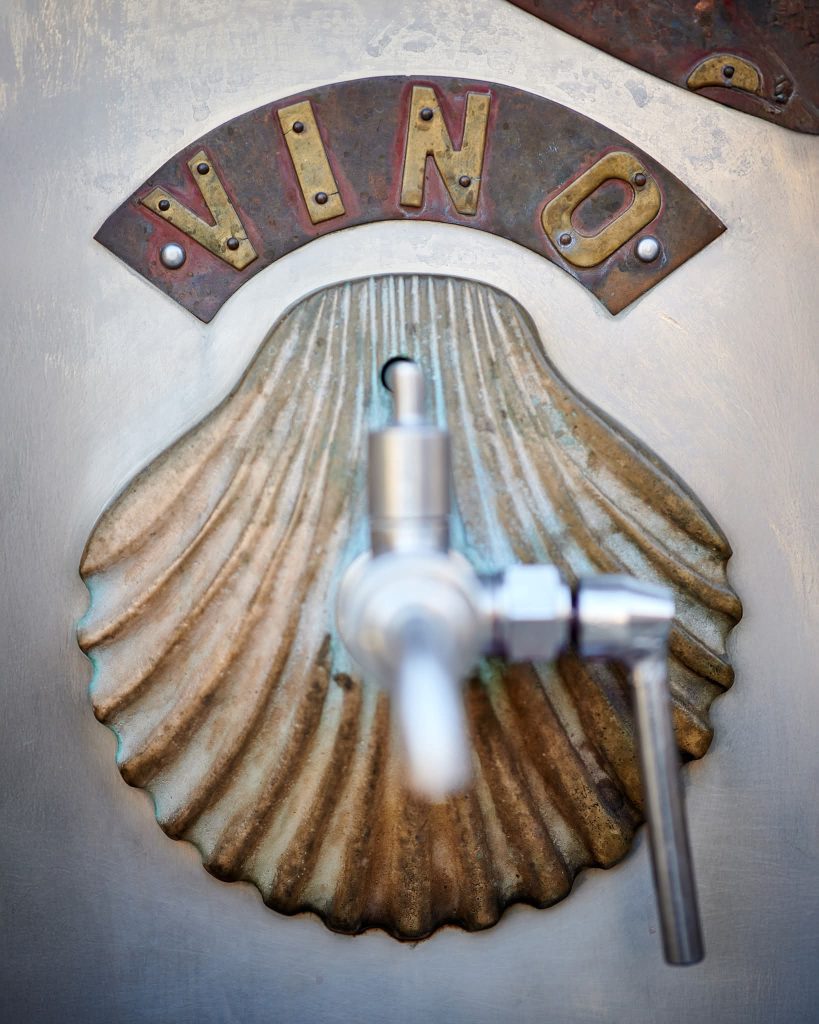 fuente que mana vino en Navarra