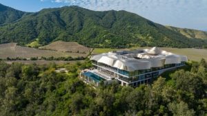 La bodega chilena VIK es nombrada la número 1 del mundo y el arquitecto de su emblemática bodega gana el Premio Pritzker 2026