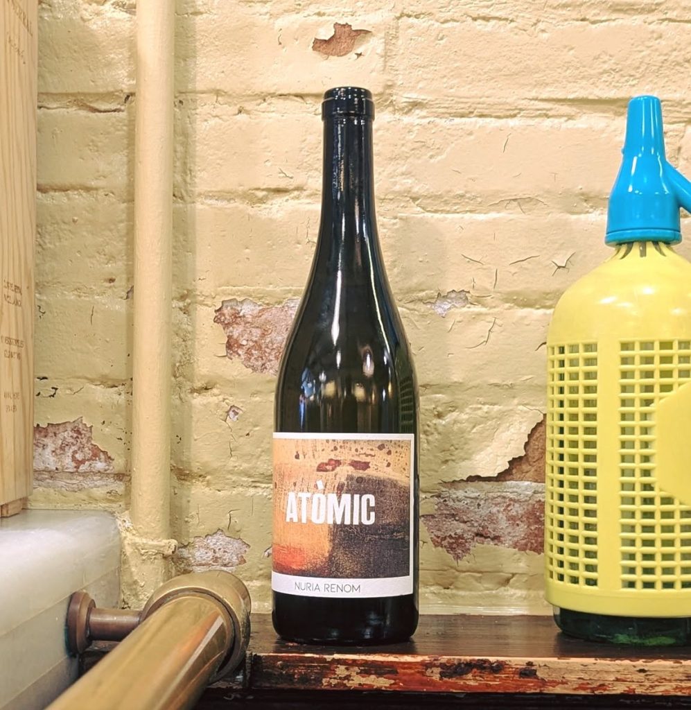 Botella del vino Atòmic de Nuria Renom en la barra del Bar del Pla en Barcelona