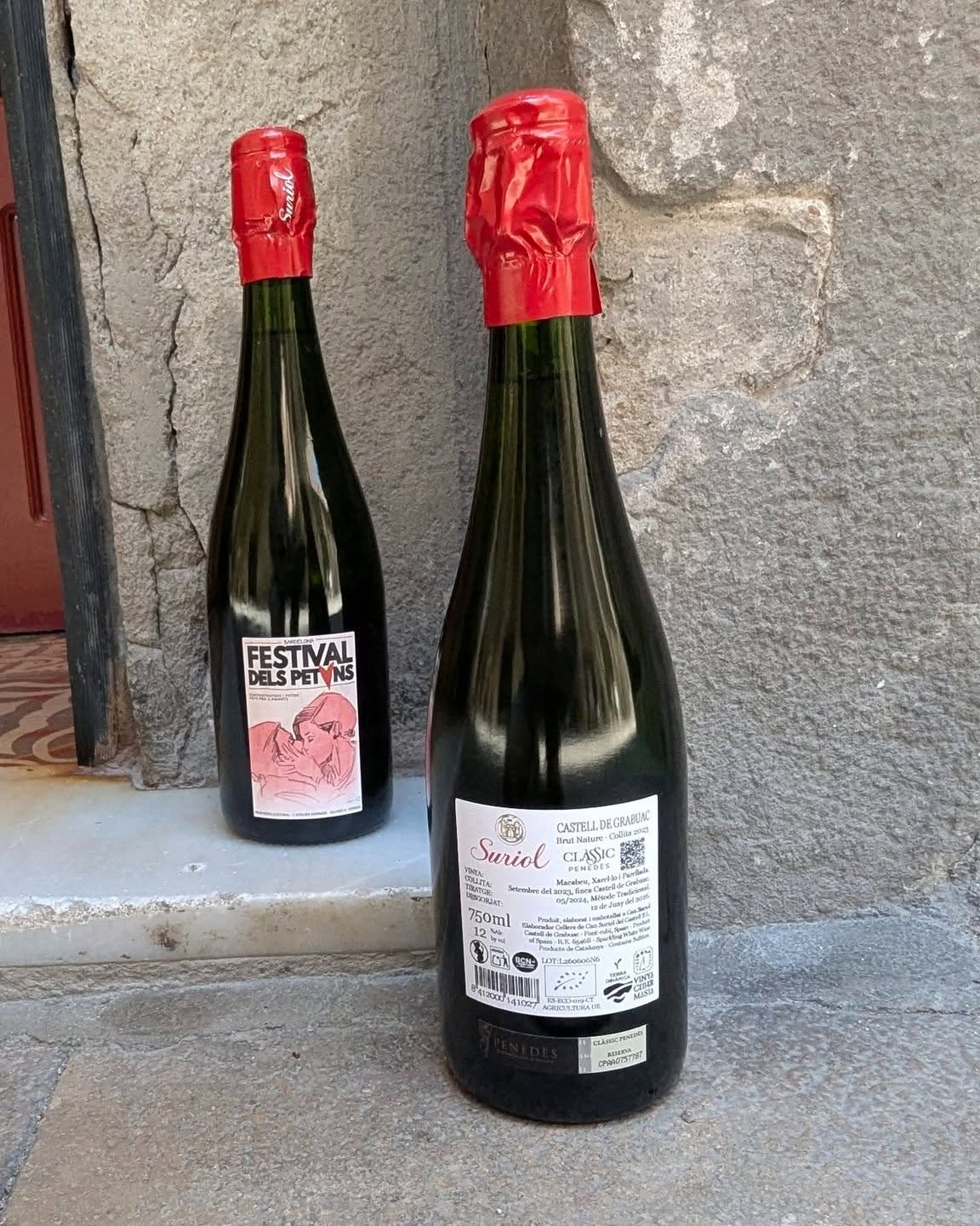 Dos botellas del espumoso Suriól Clàssic Penedès 2023 en el Bar del Pla