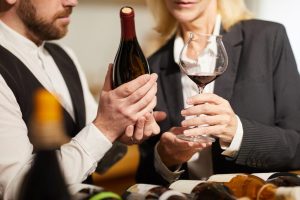 El descorche debería dejar de ser una excepción en los restaurantes españoles