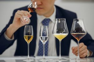 Cómo catar un vino a ciegas: guía práctica para aprender a identificarlo