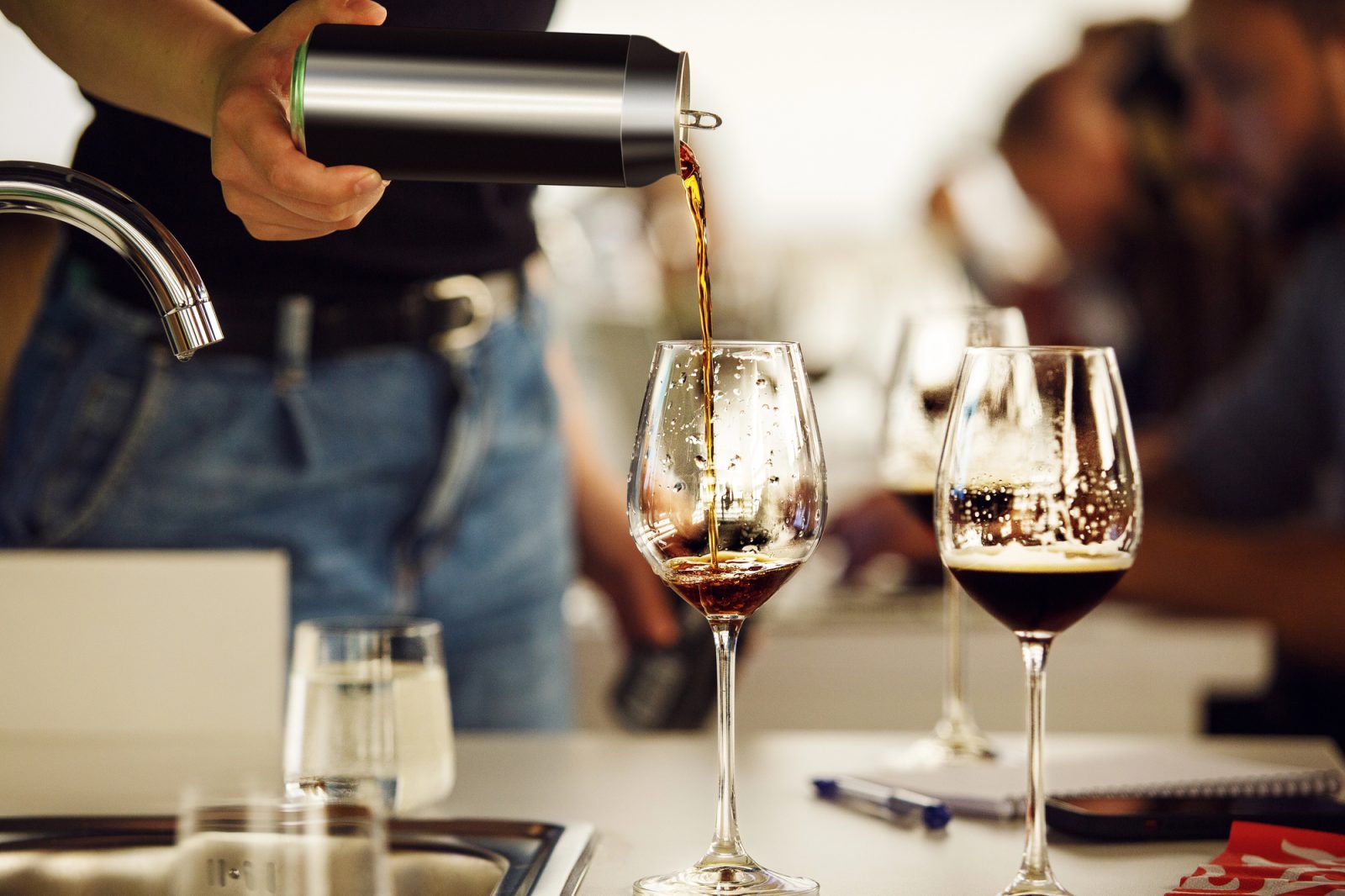 Sevir un vino en una cata a ciegas