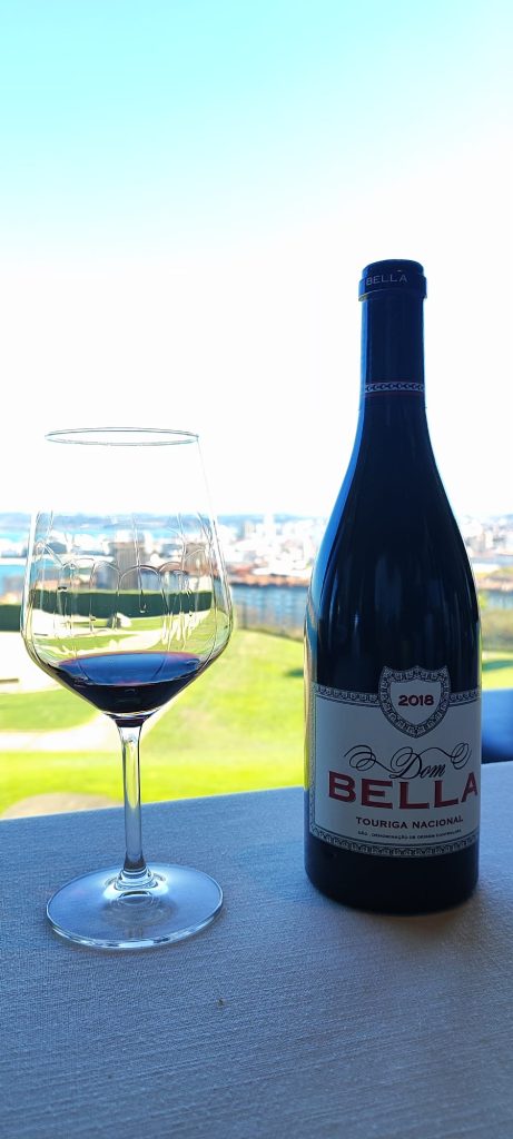Dom Bella 2018 Dom Bella 2018, copa y botella