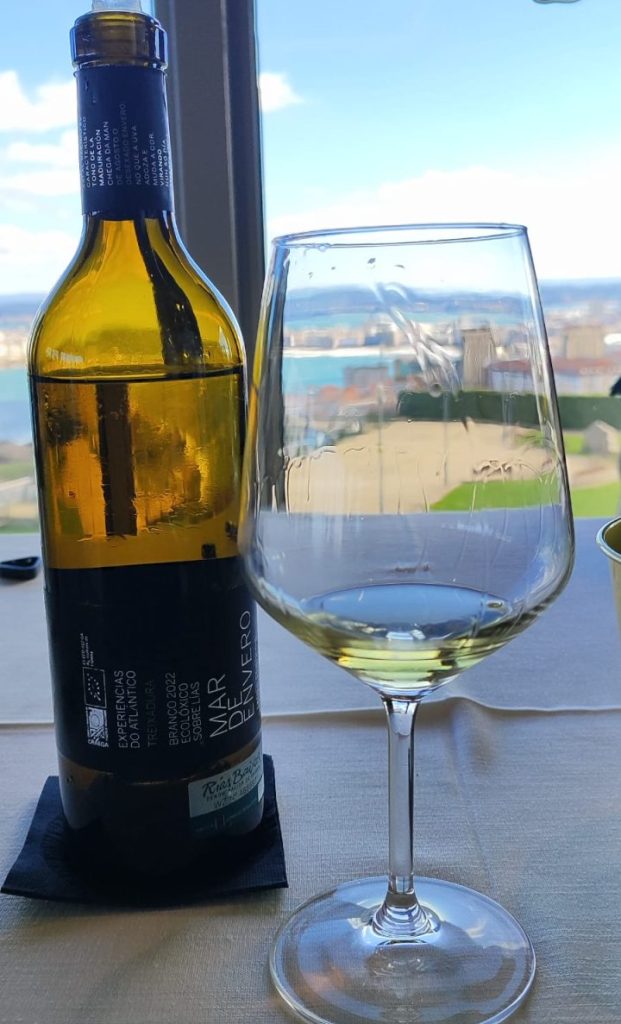 Mar de Envero Branco Sobre Lías 2022 botella y copa del vino Mar de Envero Branco Sobre Lías 2022