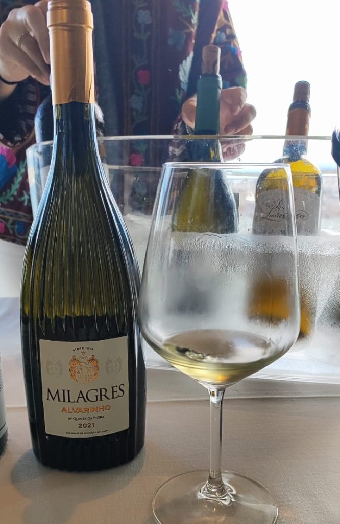 Milagres Alvarinho 2021 botella y copa del vino Milagres Alvarinho 2021